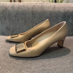 Amalfi by Rangoni Firenze Nude Patent Leather Pumps - Size 7.5M